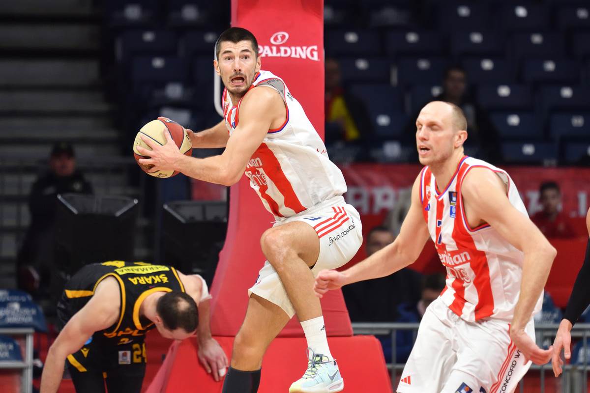 Luka Mitrović kosarkaš Crvene Zvezde u akciji sa Dejanom Davidovcem