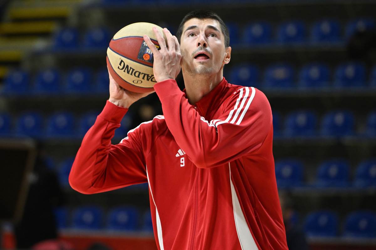 Luka Mitrović kosarkaš Crvene Zvezde na zagrevanju