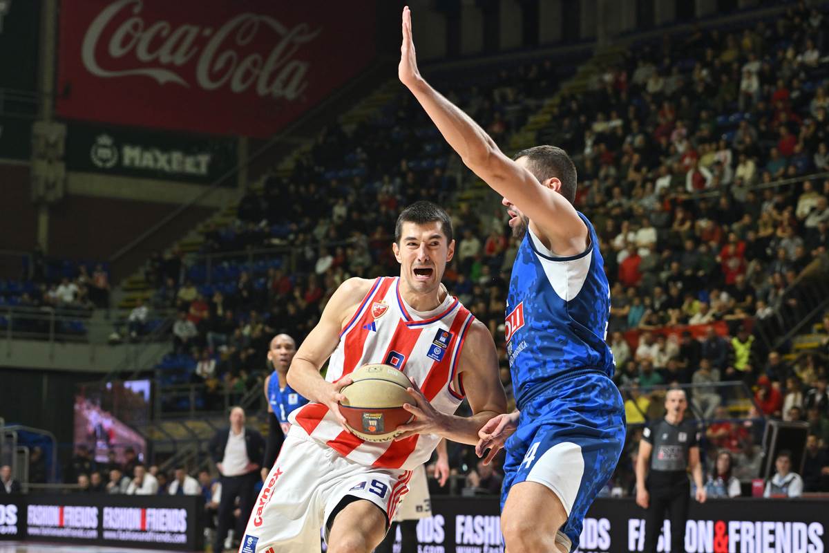 Luka Mitrović kosarkaš Crvene Zvezde na meču protiv Budućnosti