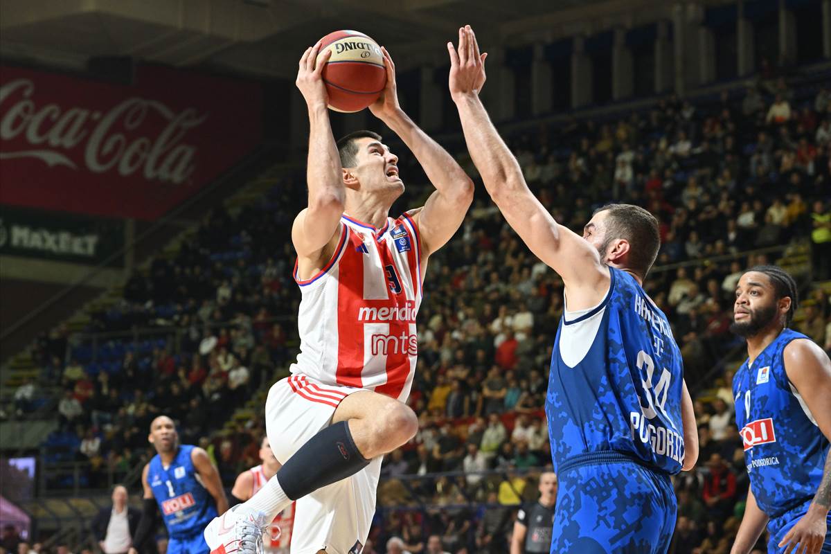 Luka Mitrović kosarkaš Crvene Zvezde na meču protiv Budućnosti