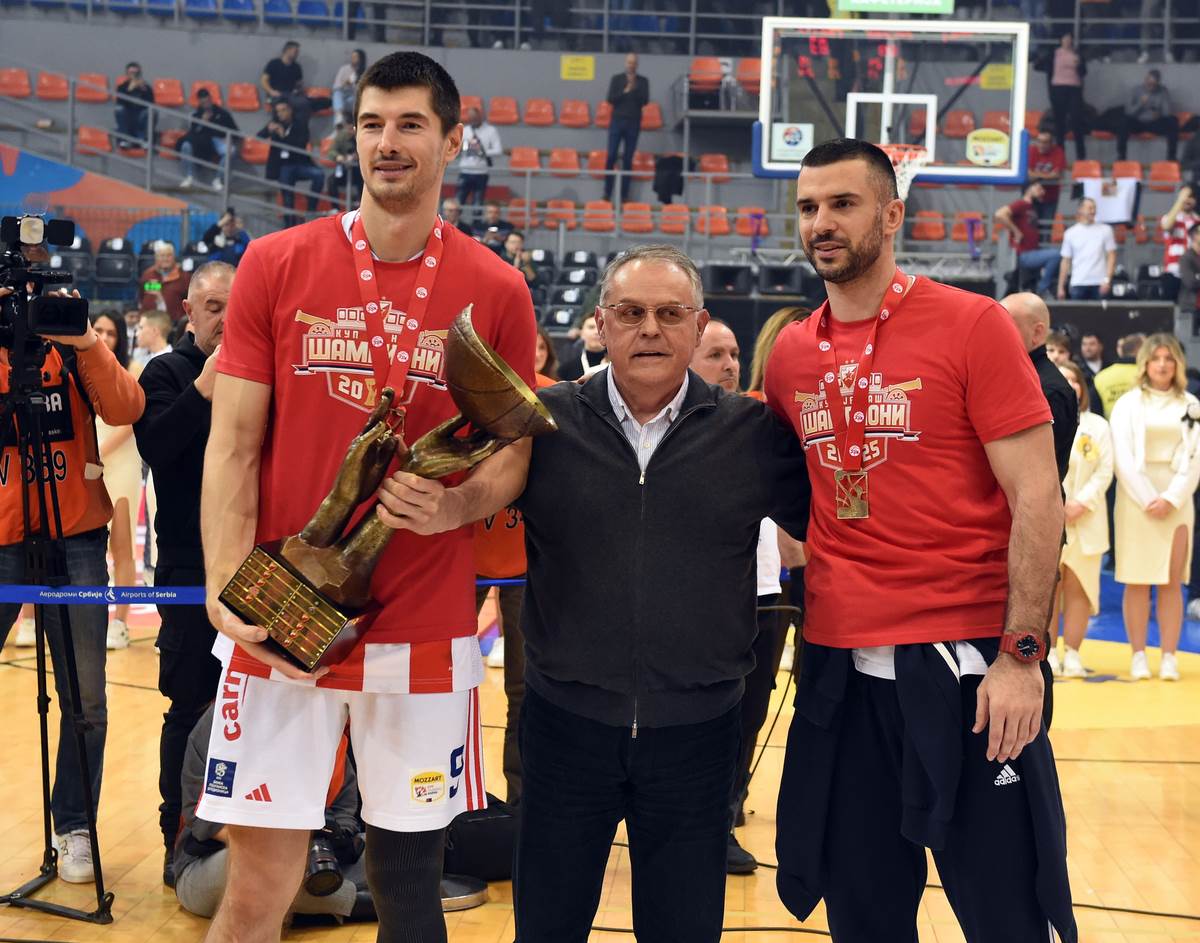 Luka Mitrović kosarkaš Crvene Zvezde na Kupu Radivoja Koraća sa kapitenom Brankom Lazićem i Nebojšom Čovićem