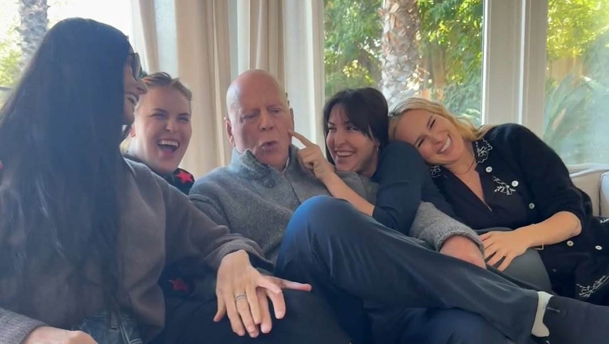 Brus Vilis sa bivšom i ćerkama