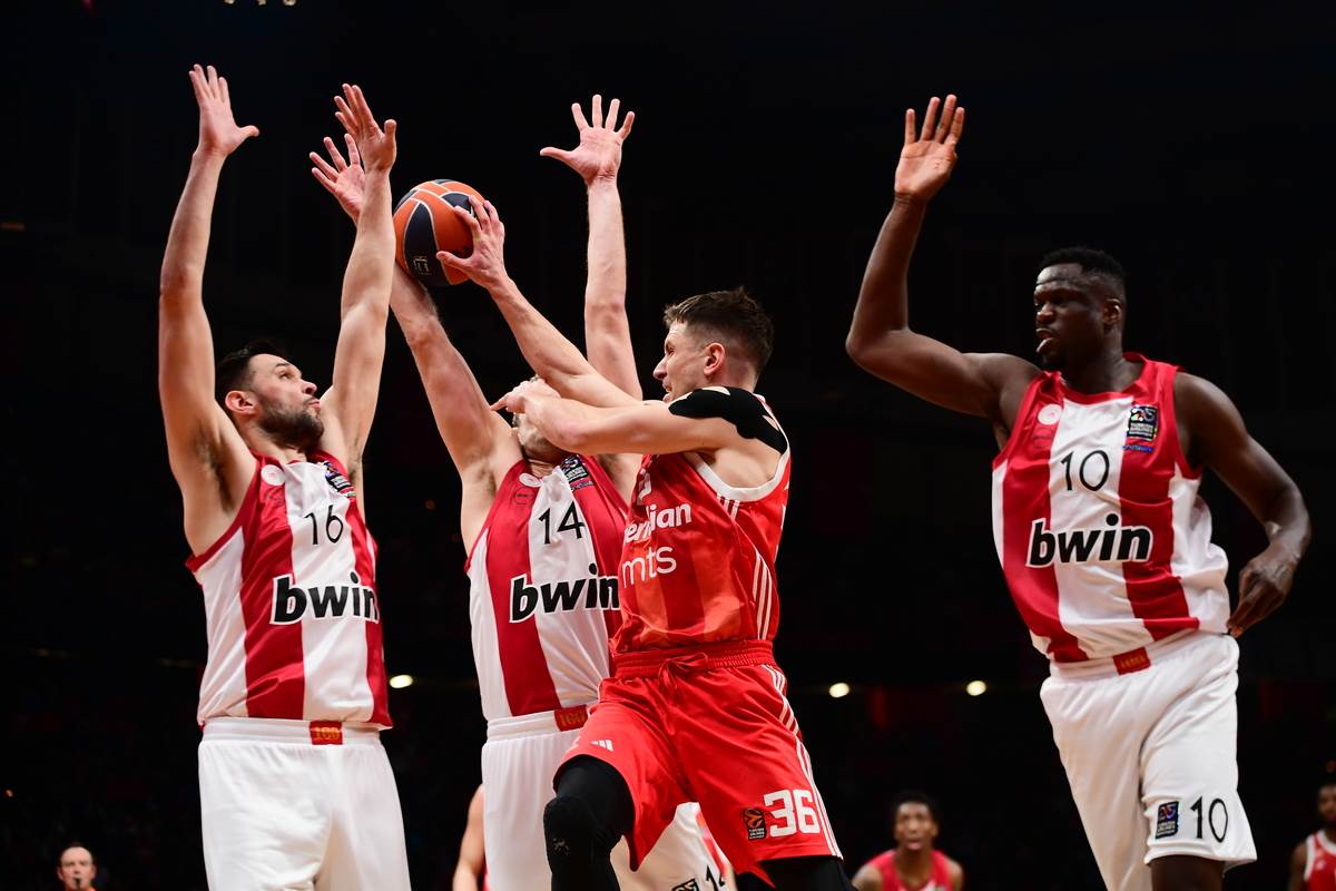 Olimpijakos - Crvena zvezda.jpg