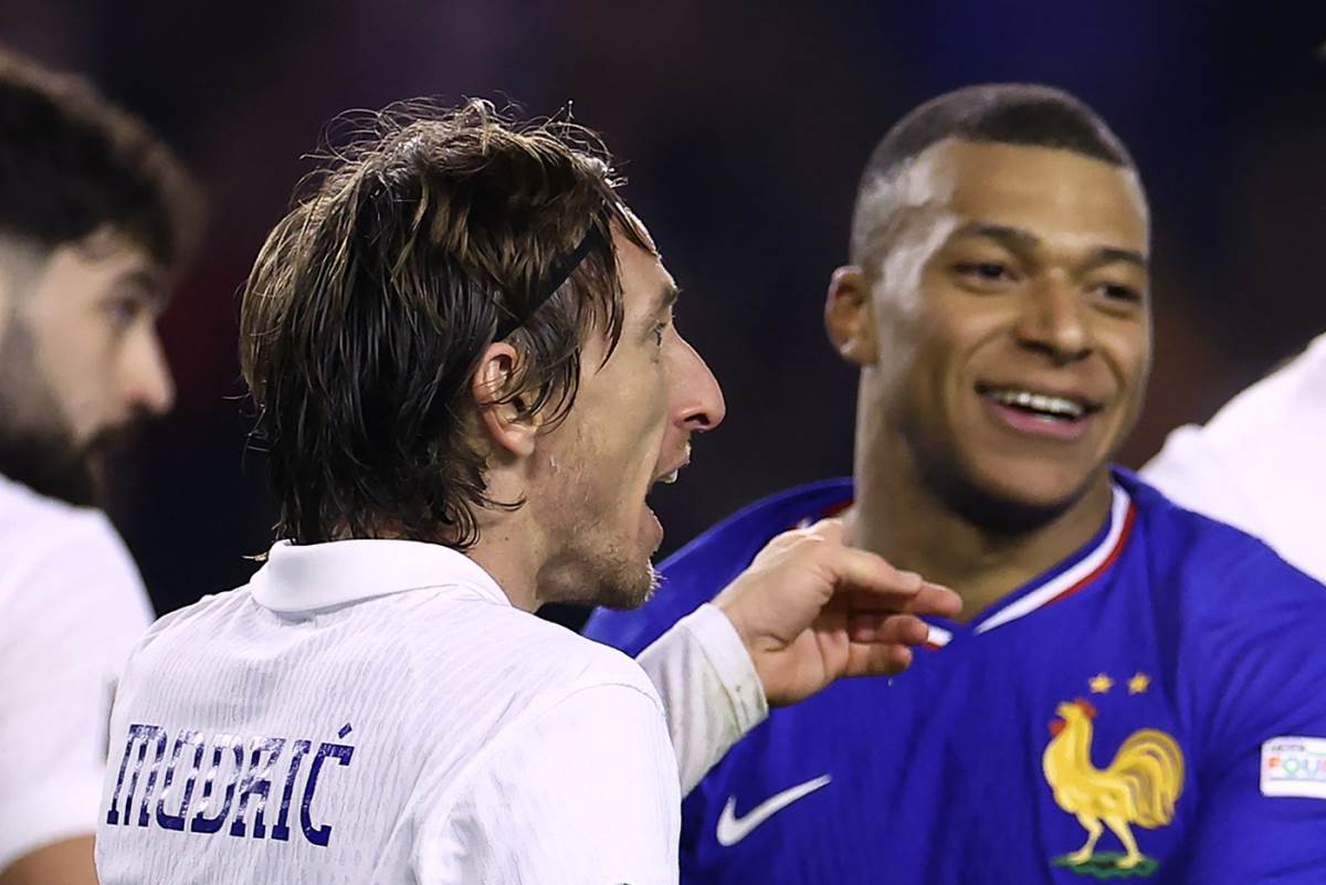 Luka Modrić pokazuje prstom na Kiljiana Mbapea