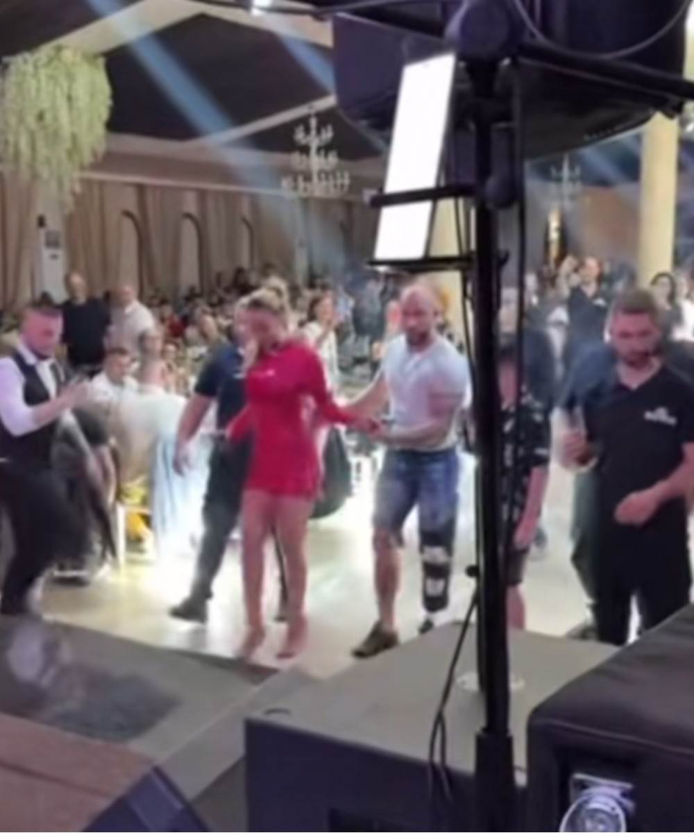 Tea Tairović dečko gips noga nastup.jpg