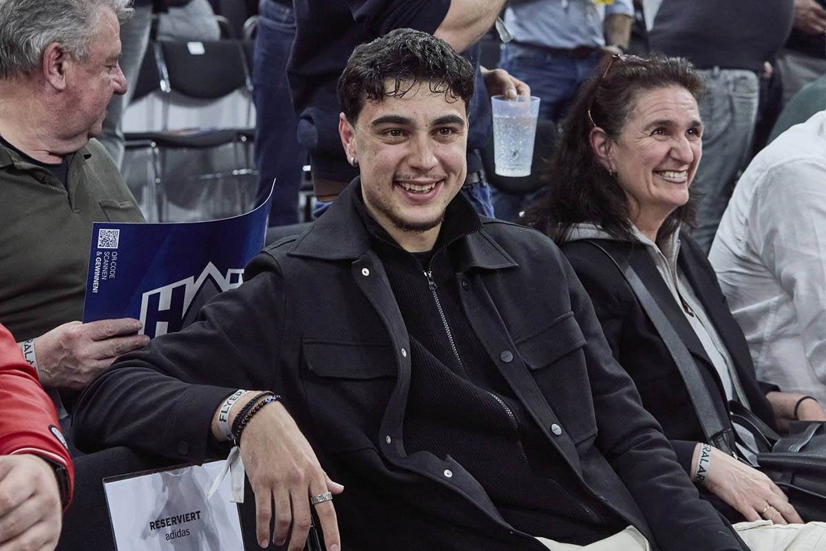 Aleksandar Pavlović gleda Bajern - Partizan (1).jpg