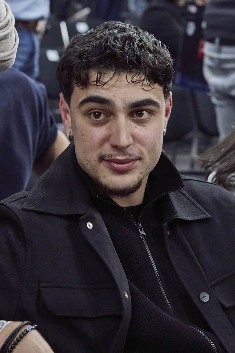 Aleksandar Pavlović gleda Bajern - Partizan (2).jpg