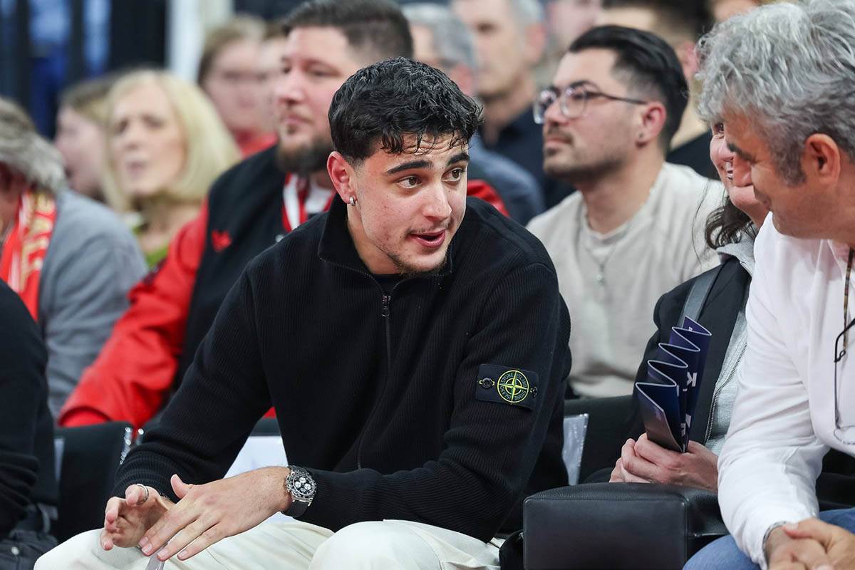 Aleksandar Pavlović gleda Bajern - Partizan (3).jpg