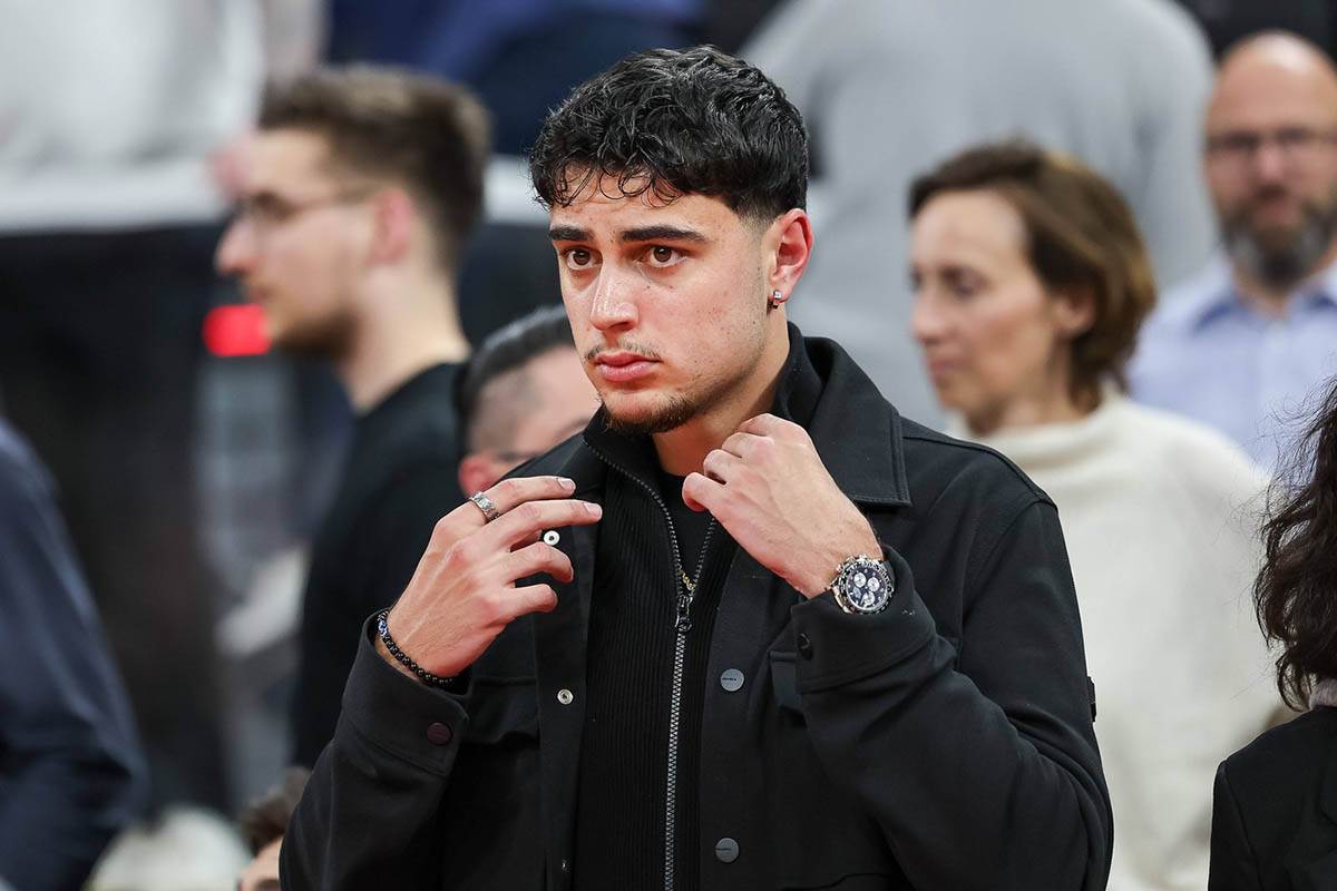 Aleksandar Pavlović gleda Bajern - Partizan (4).jpg