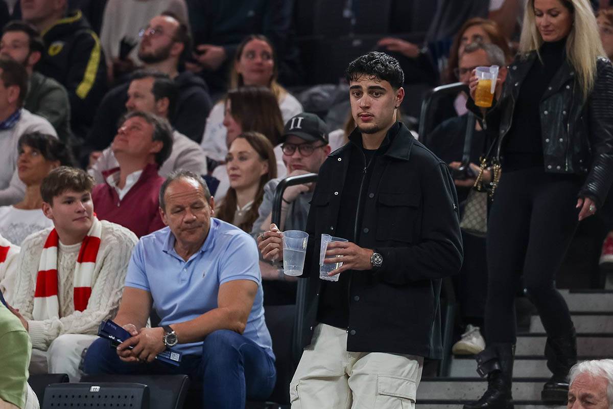 Aleksandar Pavlović gleda Bajern - Partizan (5).jpg