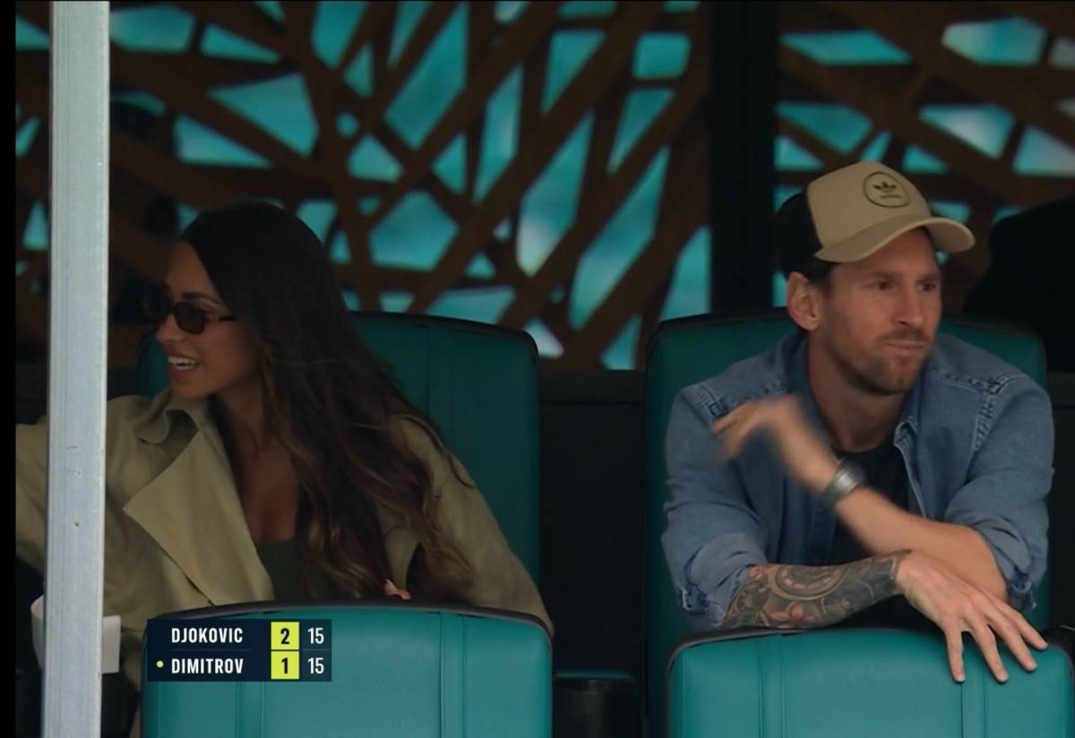 Lionel Mesi gleda Ðokovića