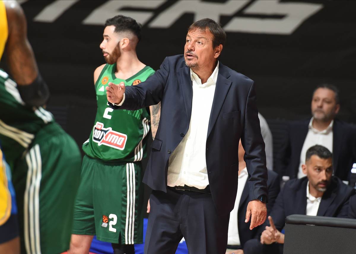 Ergin Ataman  trener Panatinaikosa na utakmici protiv Makabija