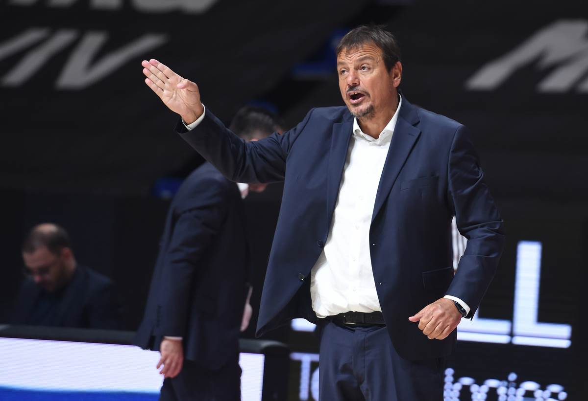 Ergin Ataman  trener Panatinaikosa na utakmici protiv Makabija