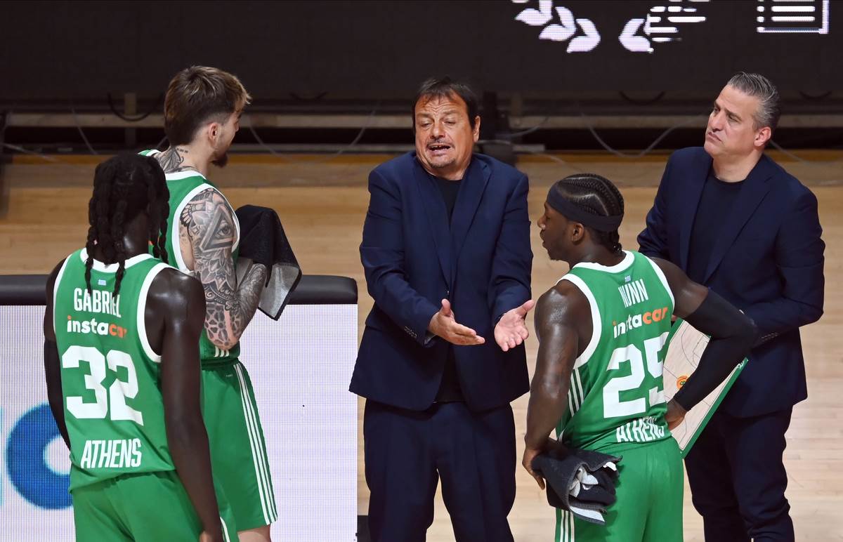 Ergin Ataman trener Panatinaikosa na utakmici protiv Partizana