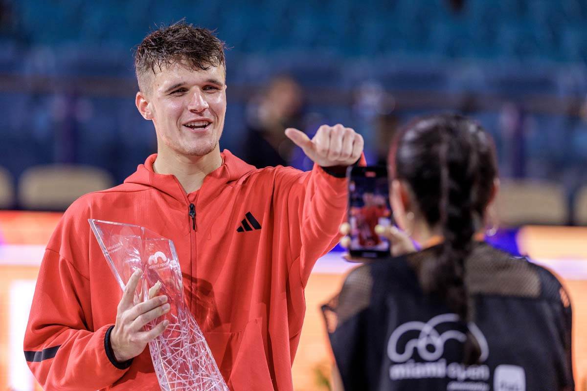 Jakub Mensik Novak Đoković 3.jpg