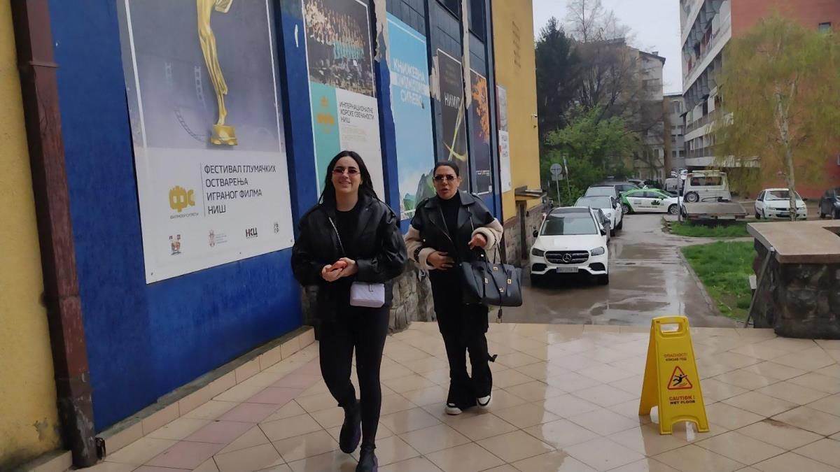 Ceca Ražnatović na komemoraciji bratu Viki Miljković sa kolegom iz Granda