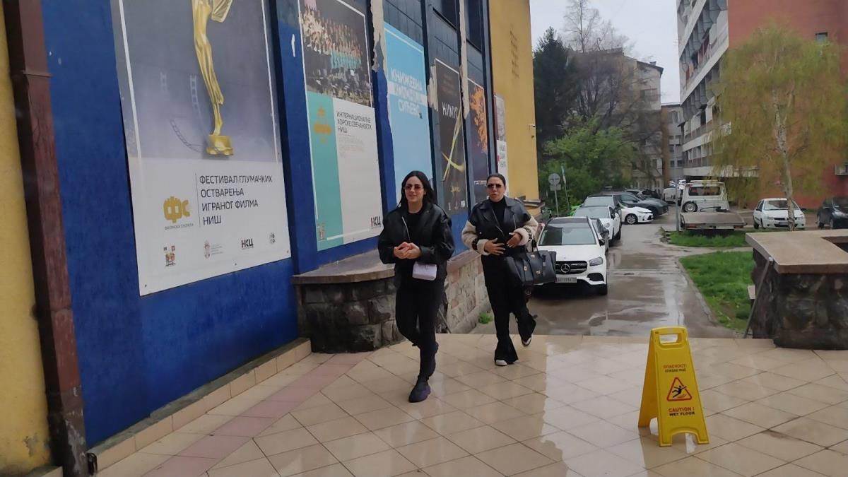 Ceca Ražnatović na komemoraciji bratu Viki Miljković sa kolegom iz Granda