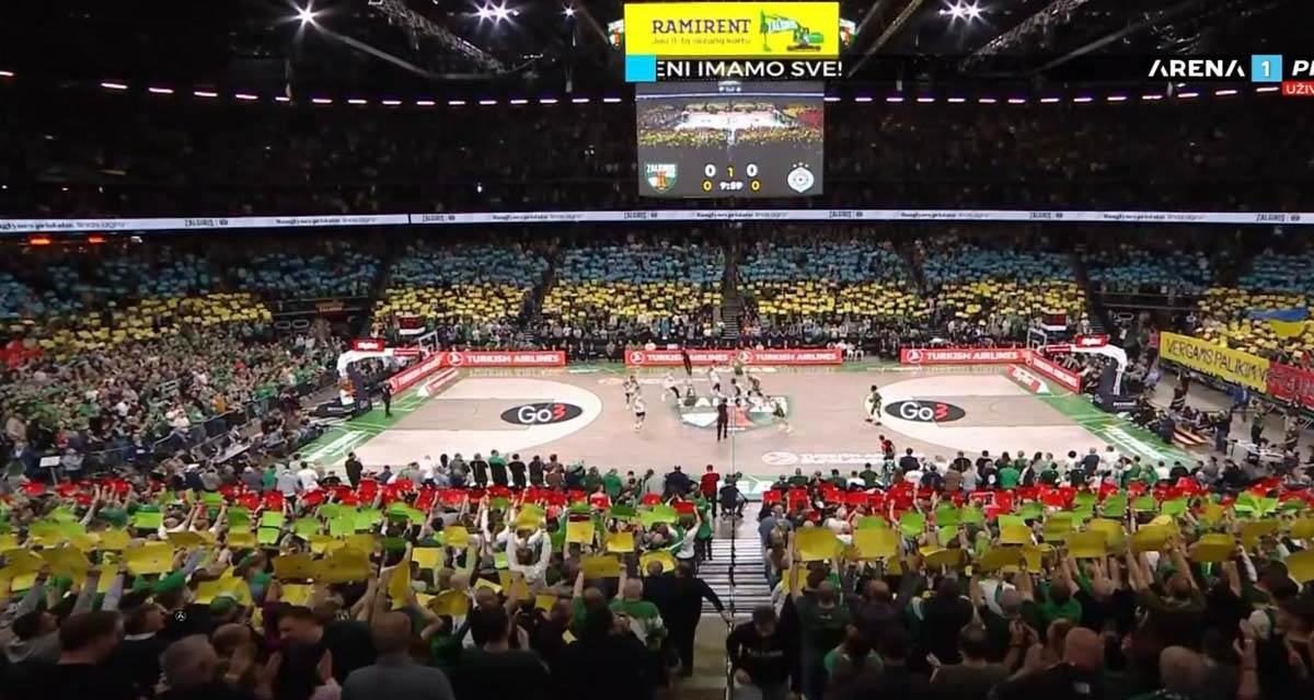 Zastave Ukrajine na meču Partizana 1.jpg