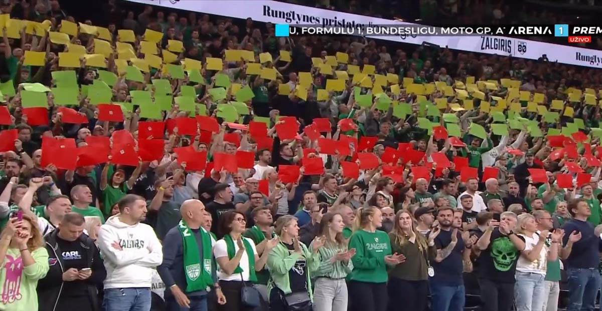 Zastave Ukrajine na meču Partizana 3.jpg