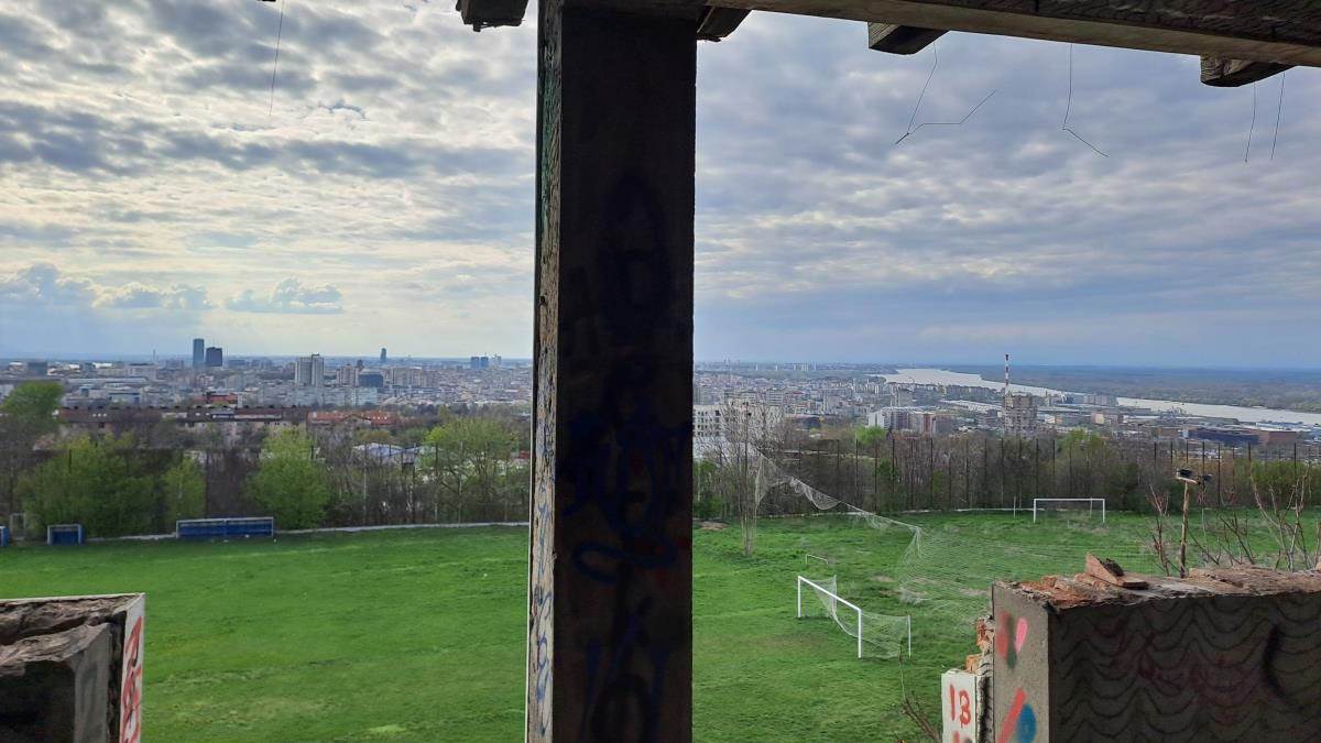 Hotel Željka Ražnatovića Arkana na Zvezdari propada