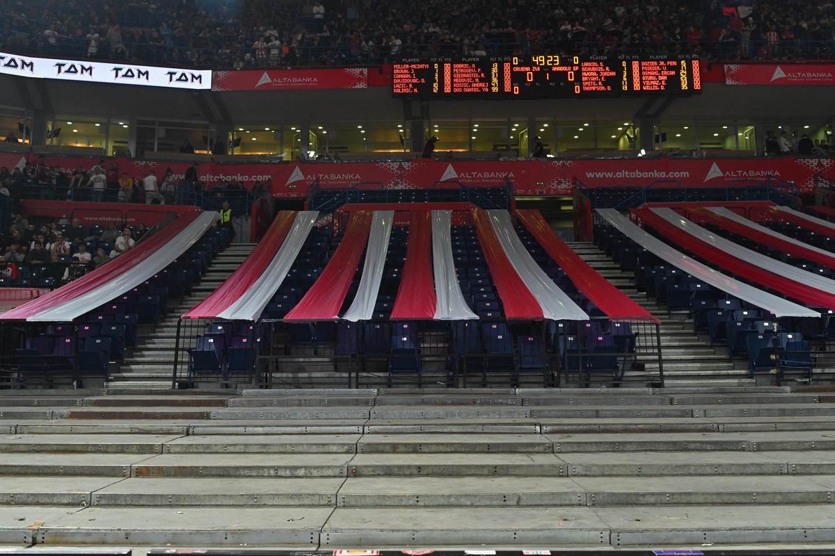 Šejn Larkin igra protiv Crvene zvezde 