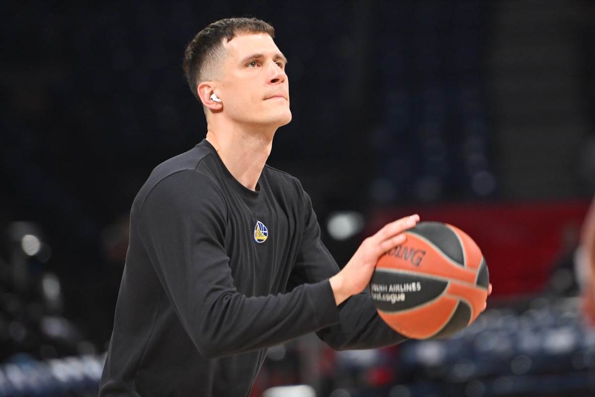 Šejn Larkin igra protiv Crvene zvezde 