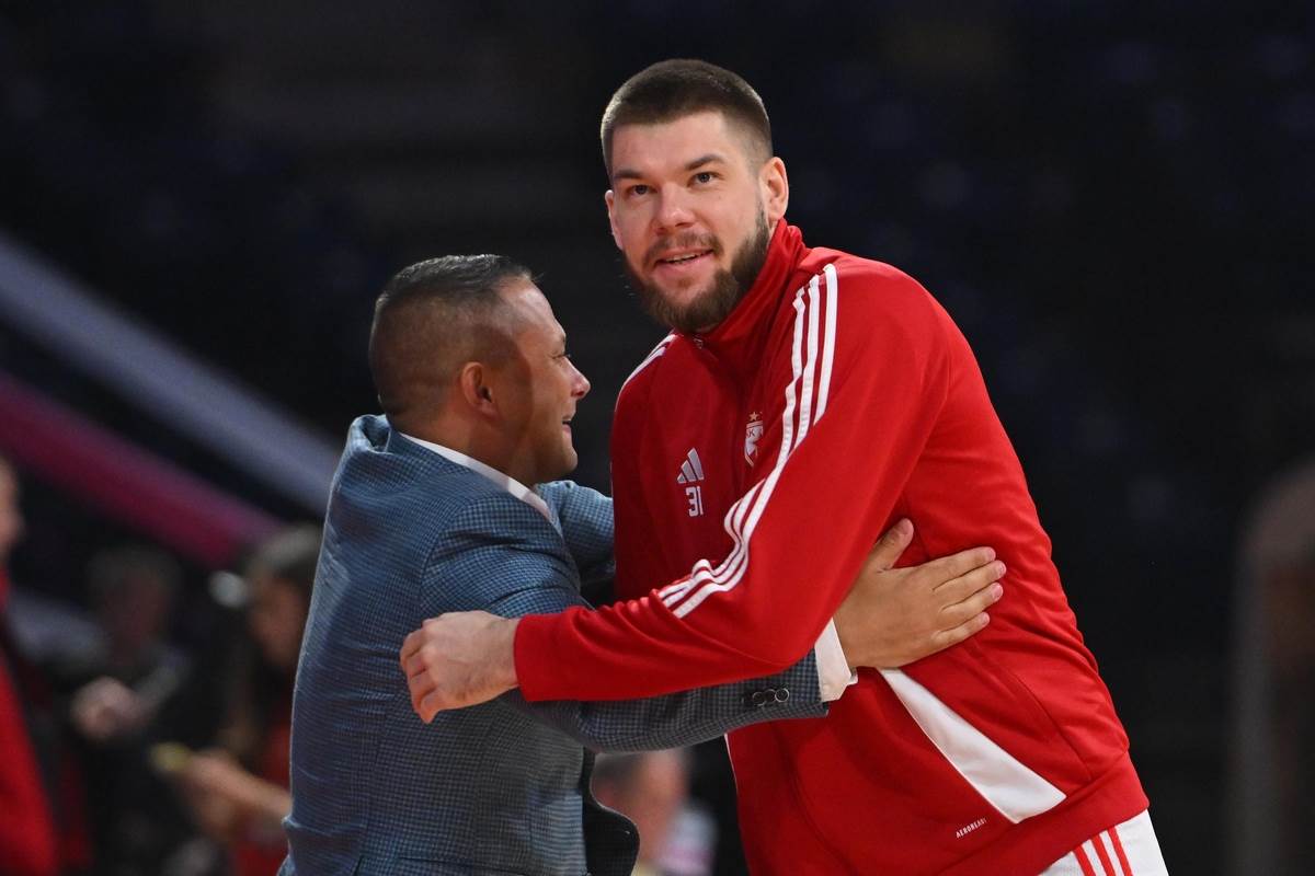 Šejn Larkin igra protiv Crvene zvezde 