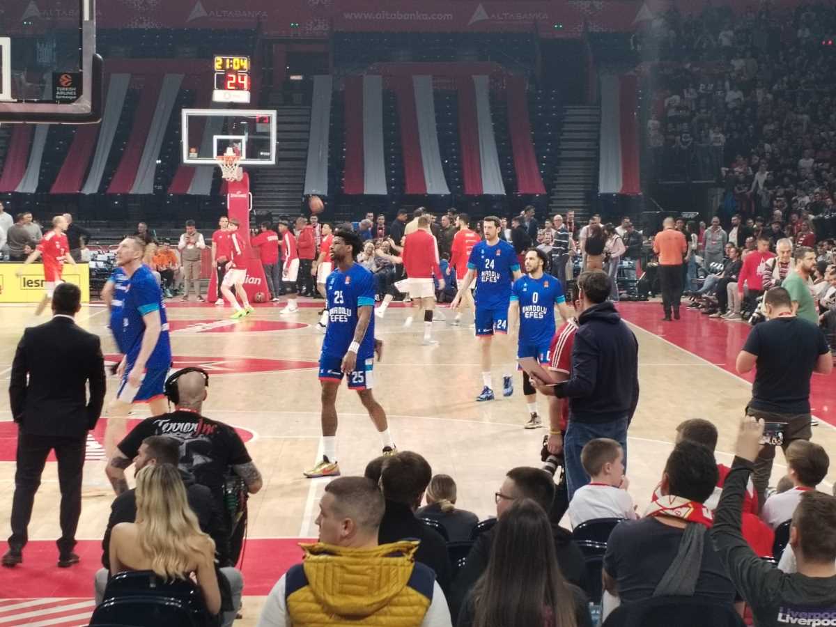 Šejn Larkin na zagrevanju na Zvezda - Efes