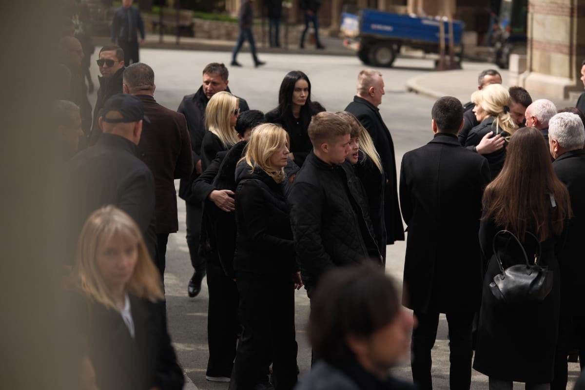 Veljko Ražnatović sa Bogdanom na sahrani Željka Rutovića