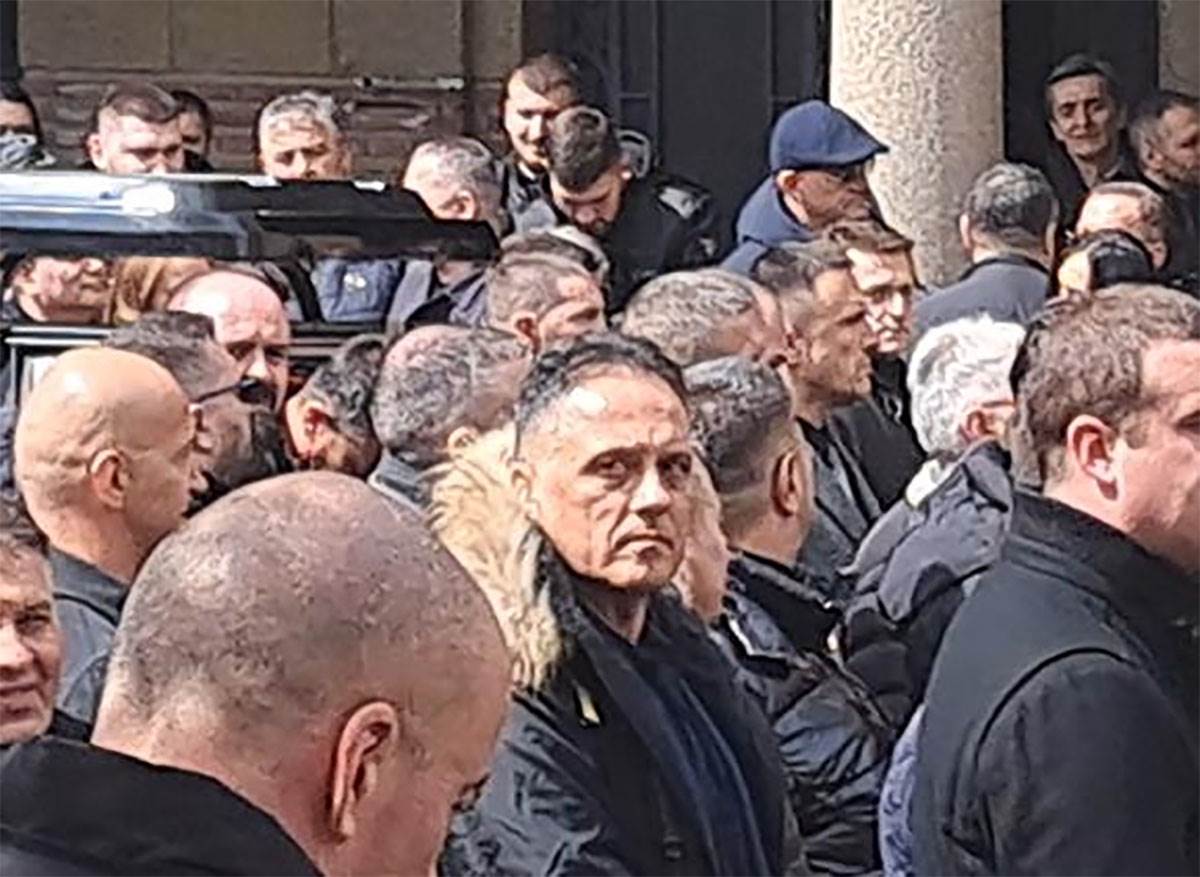 Bivši muž Maje Marijane na sahrani Željka Rutovića (3).jpg