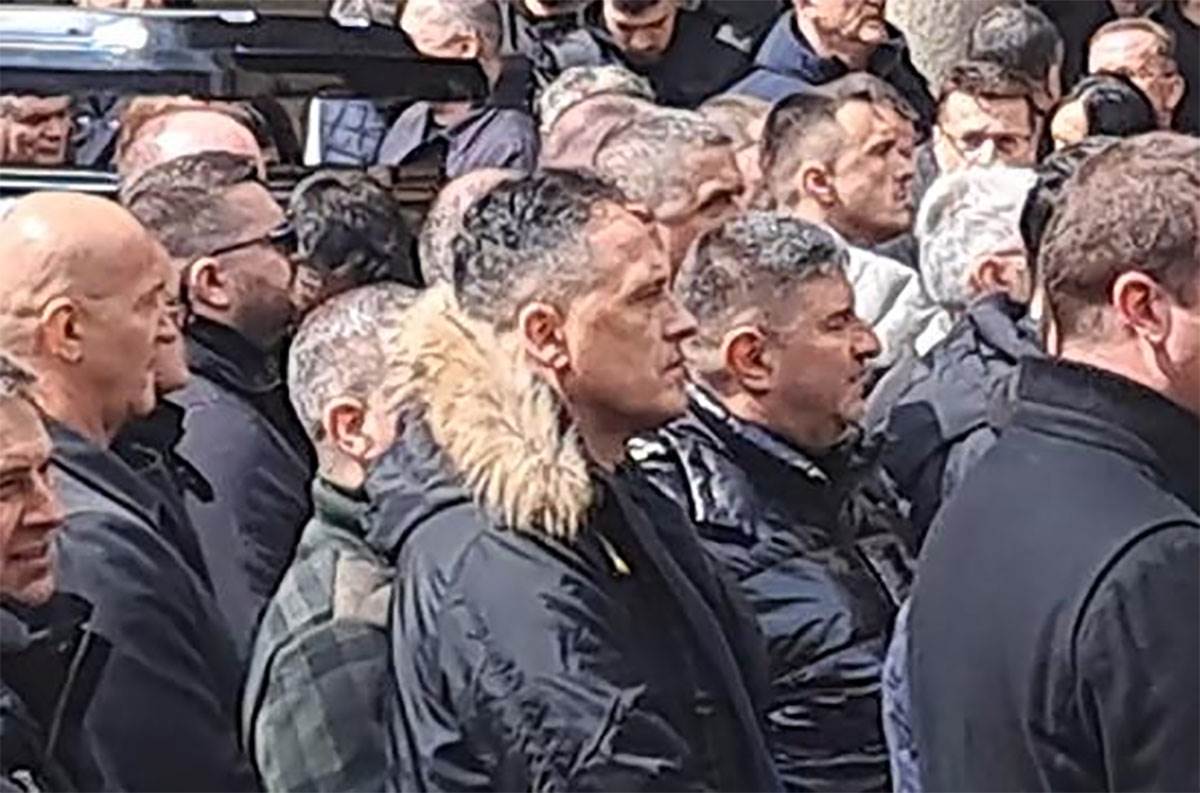 Bivši muž Maje Marijane na sahrani Željka Rutovića (1).jpg