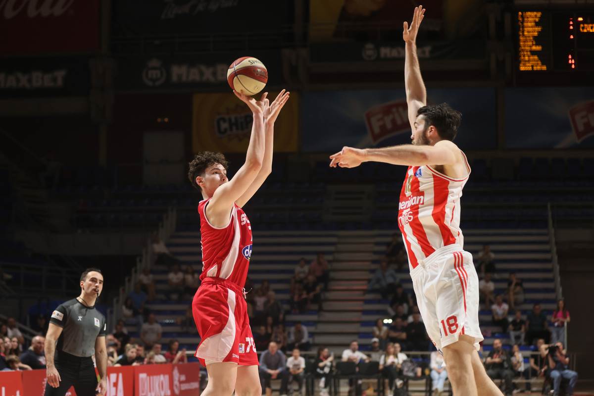 David Mirković na utakmici protiv Crvene zvezde, šutira preko Majka Tobija.