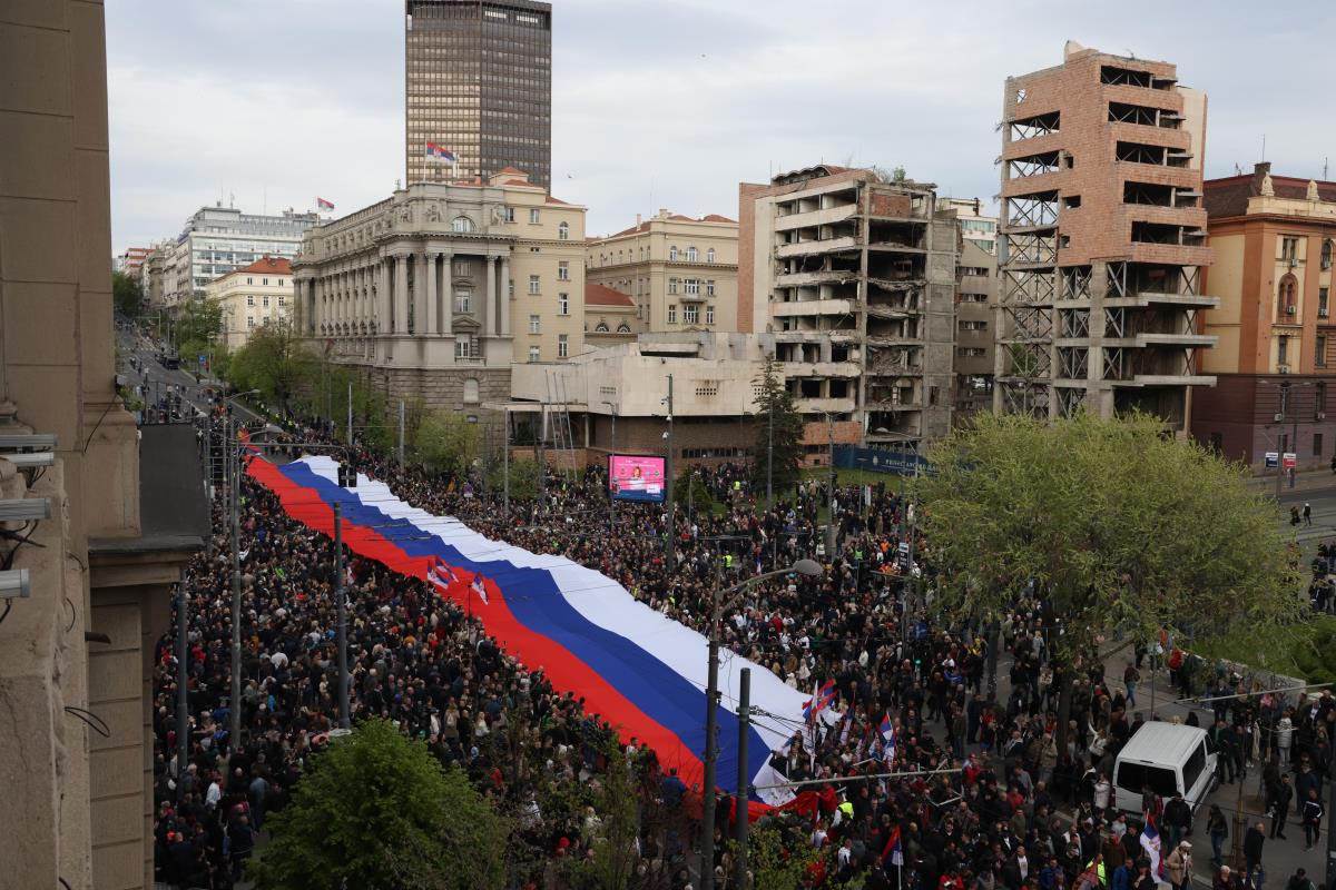 RAZVUČENA NAJDUŽA ZASTAVA SRBIJE IKADA (1).jpg