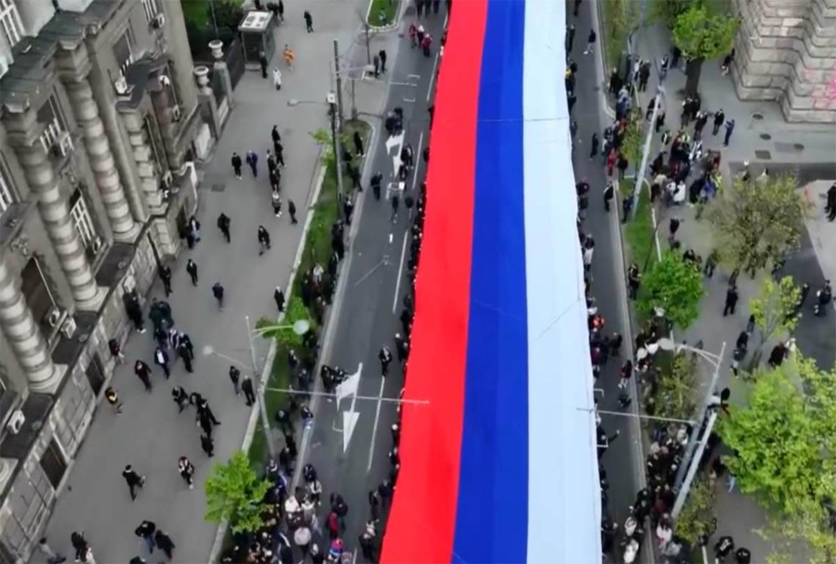 RAZVUČENA NAJDUŽA ZASTAVA SRBIJE IKADA (3).jpg