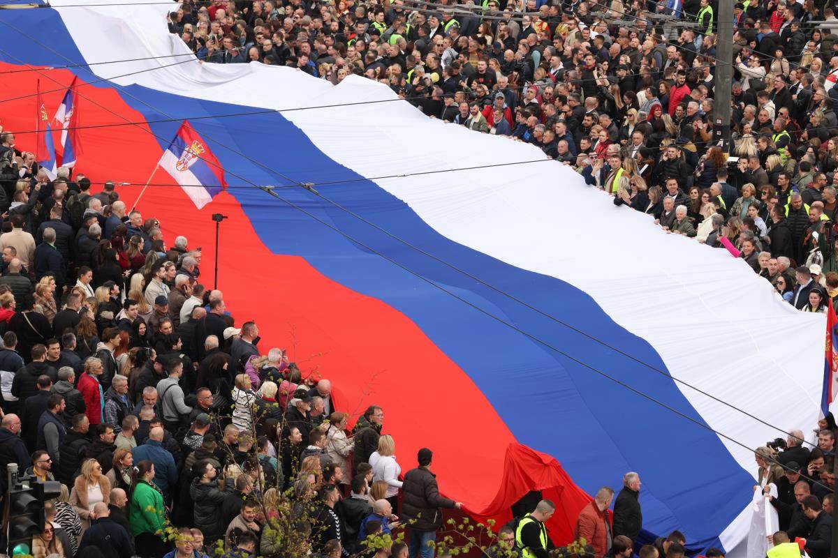 RAZVUČENA NAJDUŽA ZASTAVA SRBIJE IKADA (4).jpg