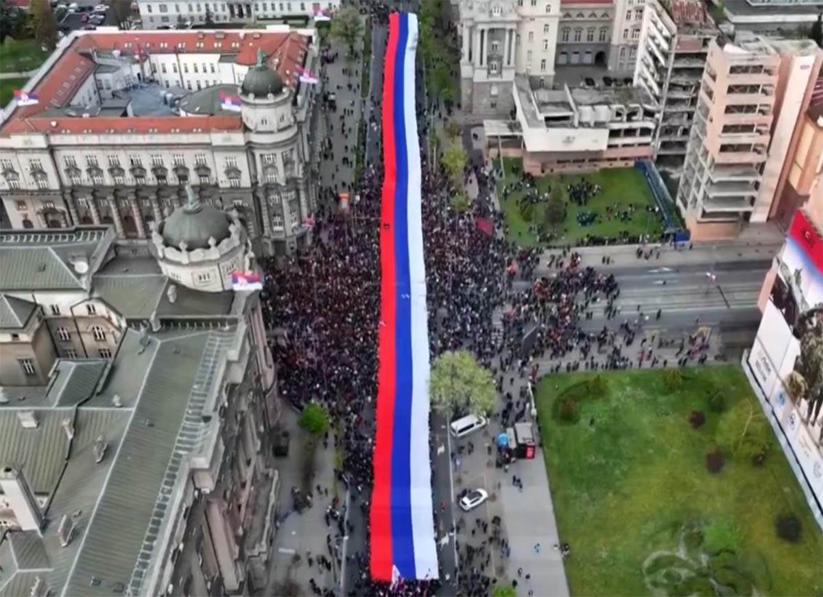 RAZVUČENA NAJDUŽA ZASTAVA SRBIJE IKADA (6).jpg