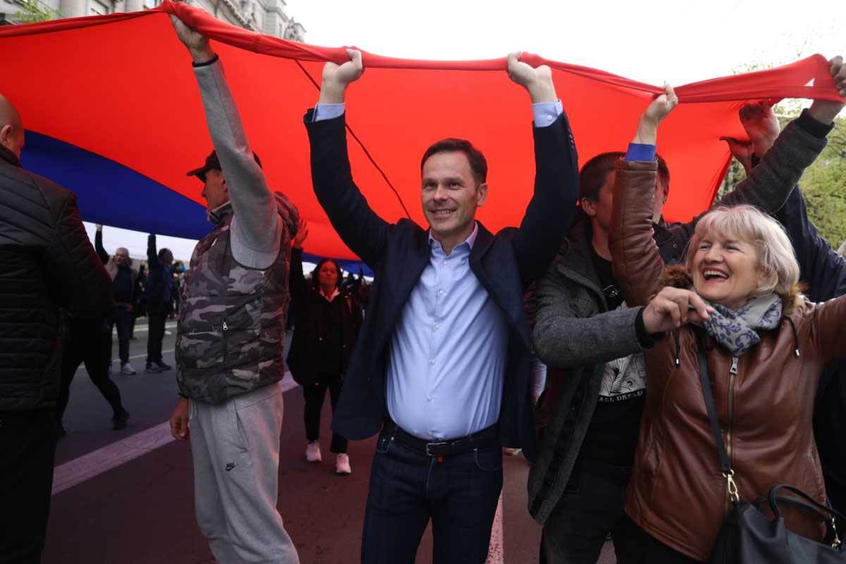 RAZVUČENA NAJDUŽA ZASTAVA SRBIJE IKADA (7).jpg