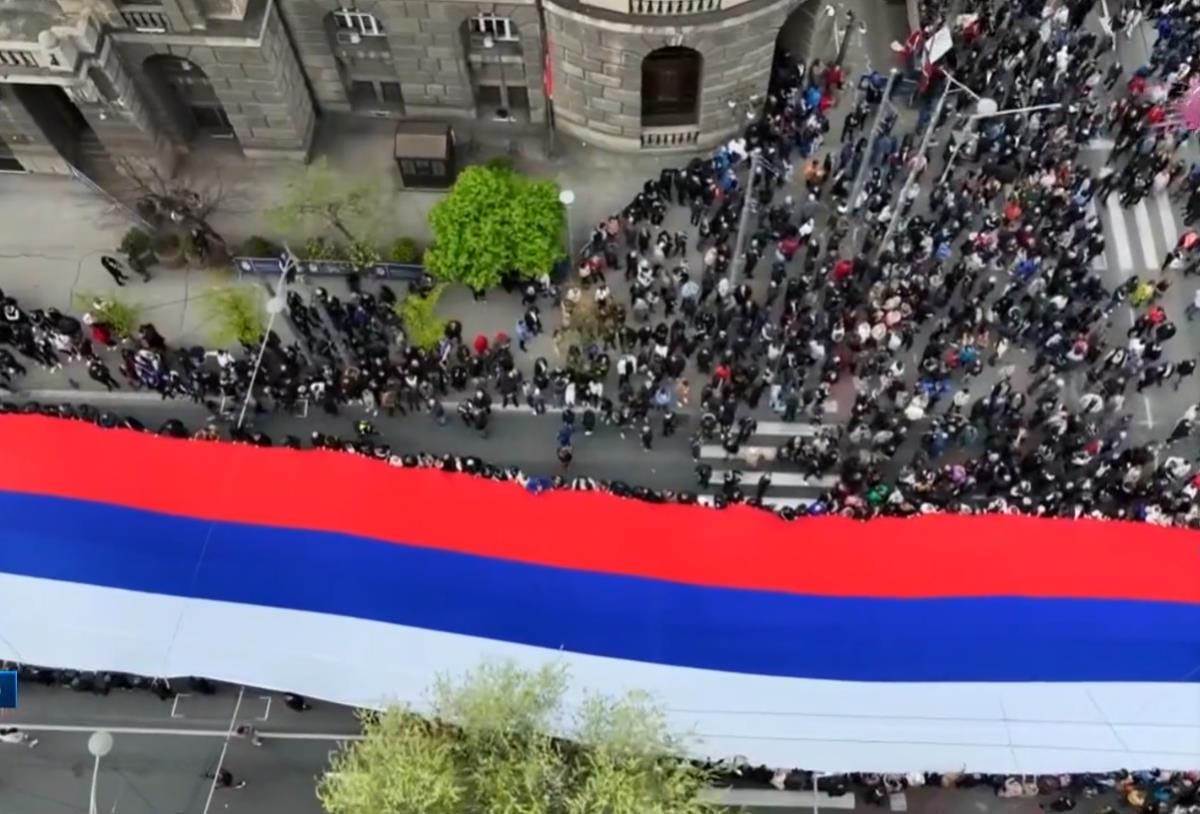 RAZVUČENA NAJDUŽA ZASTAVA SRBIJE IKADA (9).jpg