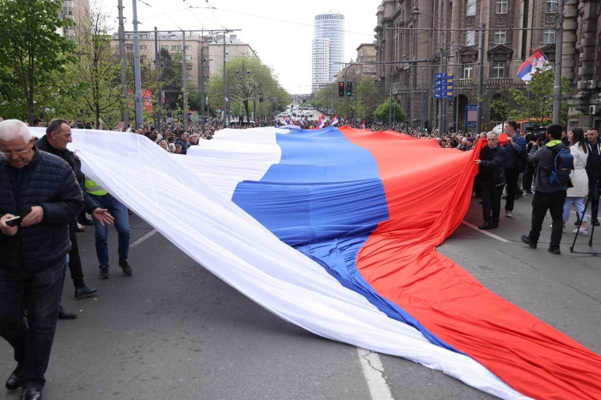 RAZVUČENA NAJDUŽA ZASTAVA SRBIJE IKADA (10).jpg