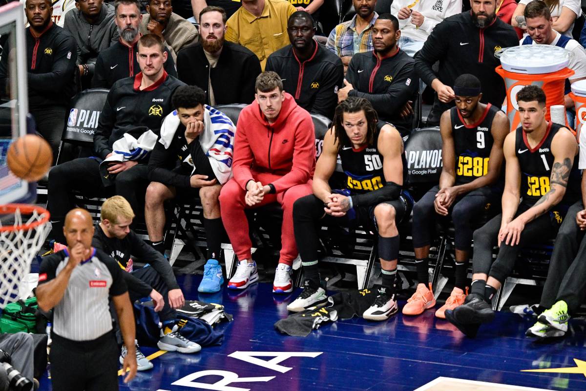 Klupa Denver Nagetsa i Nikola Jokić na njoj