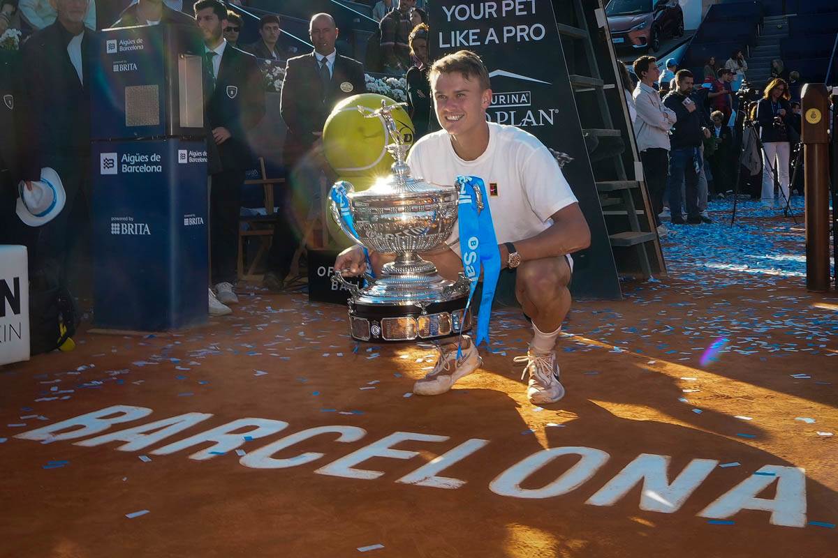 Holger Rune sa trofejom turnira u Barseloni