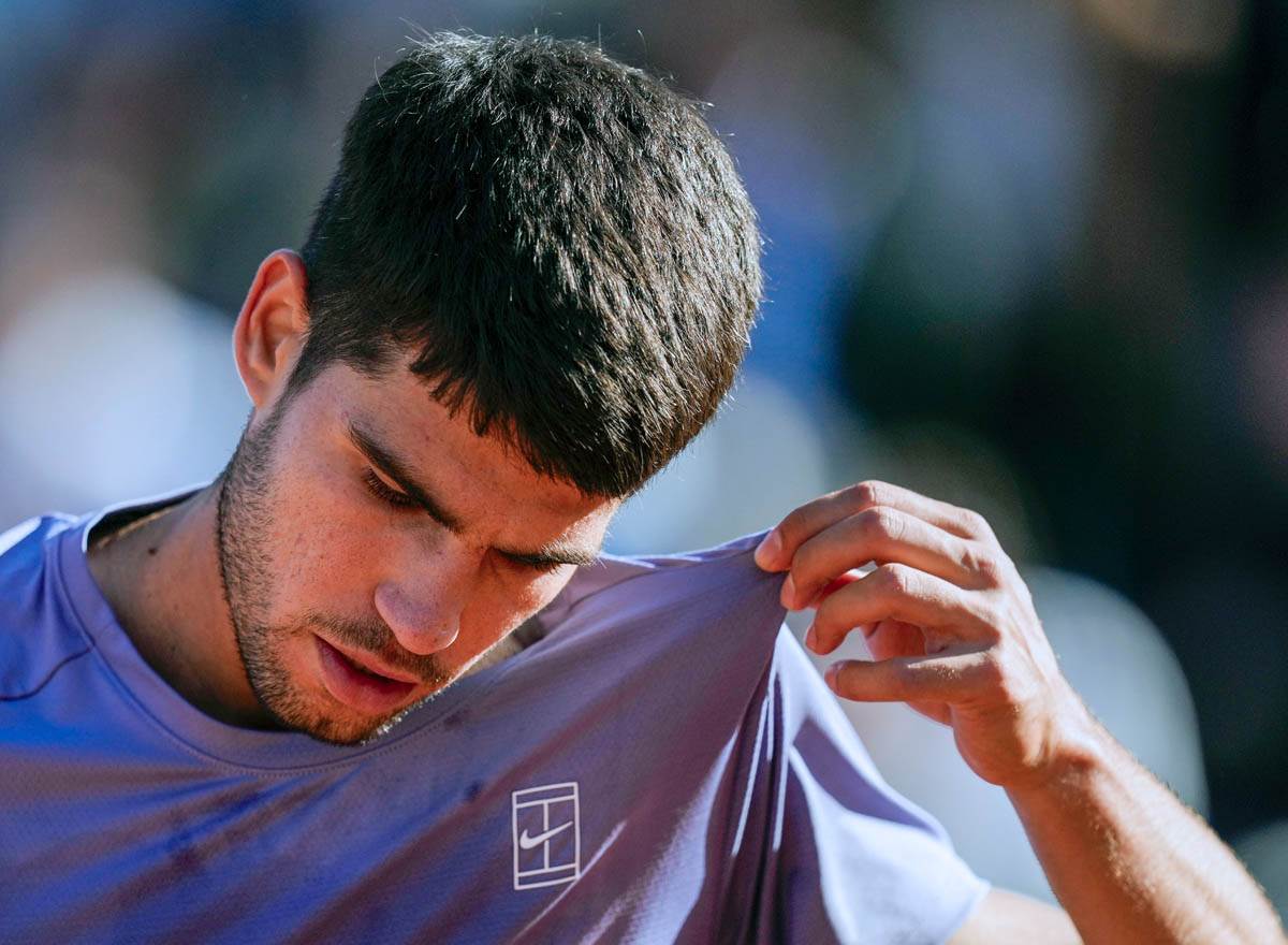 Karlos Alkaraz se sprema za servis u finalu Barselone protiv Holgera Runea