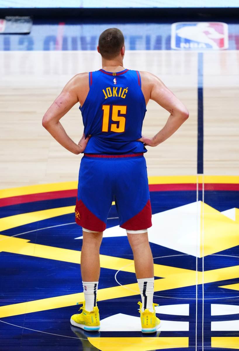 Nikola Jokić na centru terena Denvera u meču protiv Klipersa