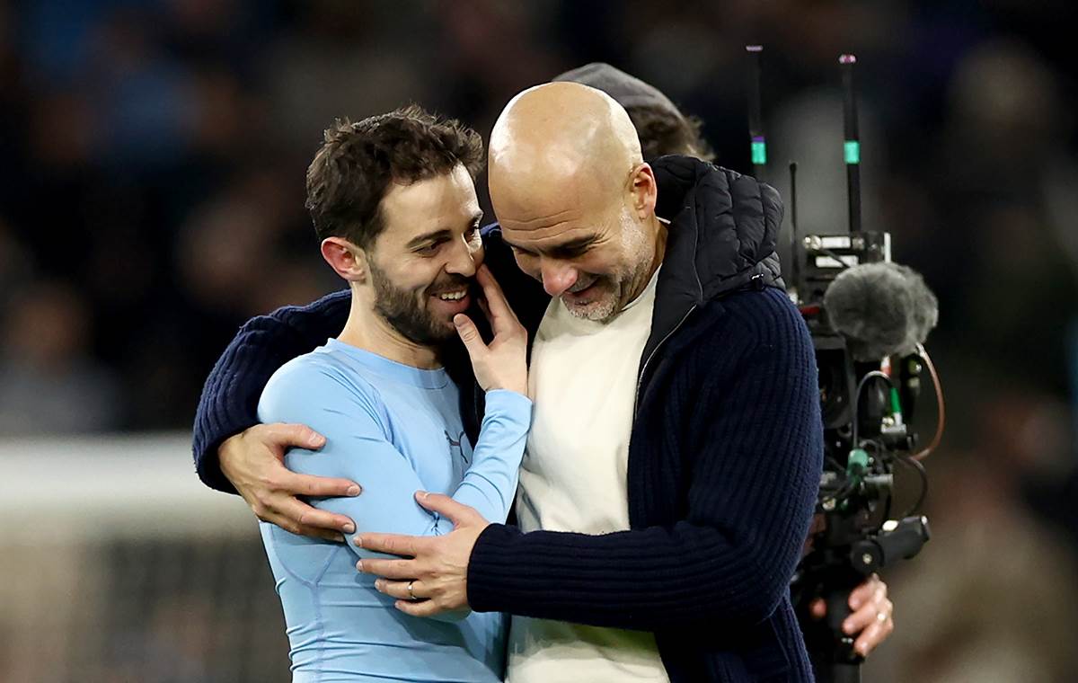 Bernardo Silva i Pep Gvardiola u zagrljaju.