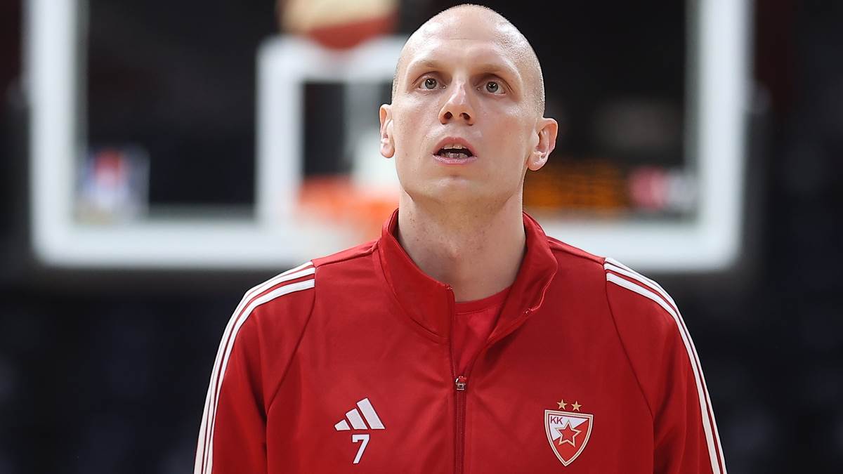 Dejan Davidovac na zagrevanju u Crvenoj zvezdi