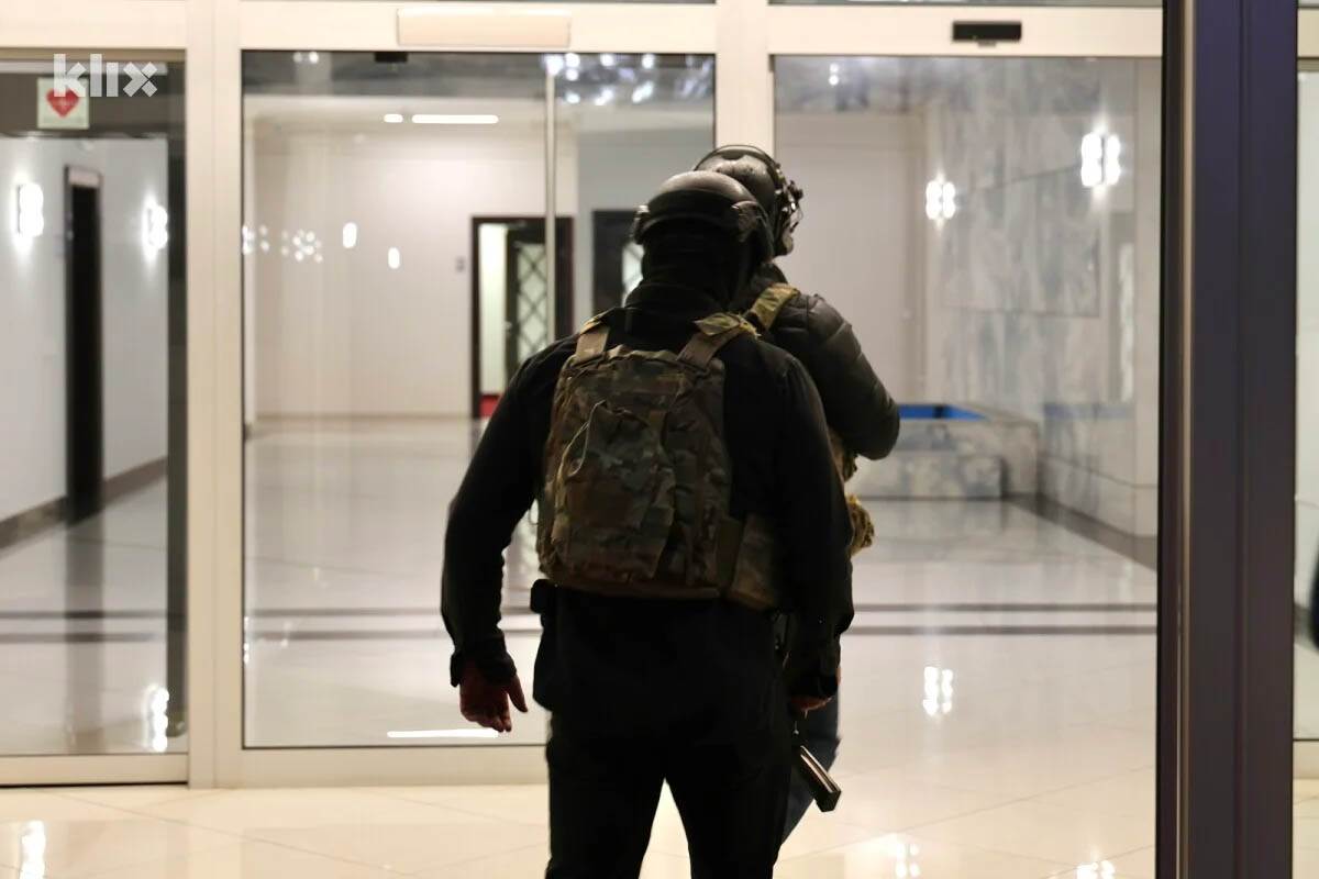 specijalci MUP-a RS čuvaju Dodikov automobil (2).jpg