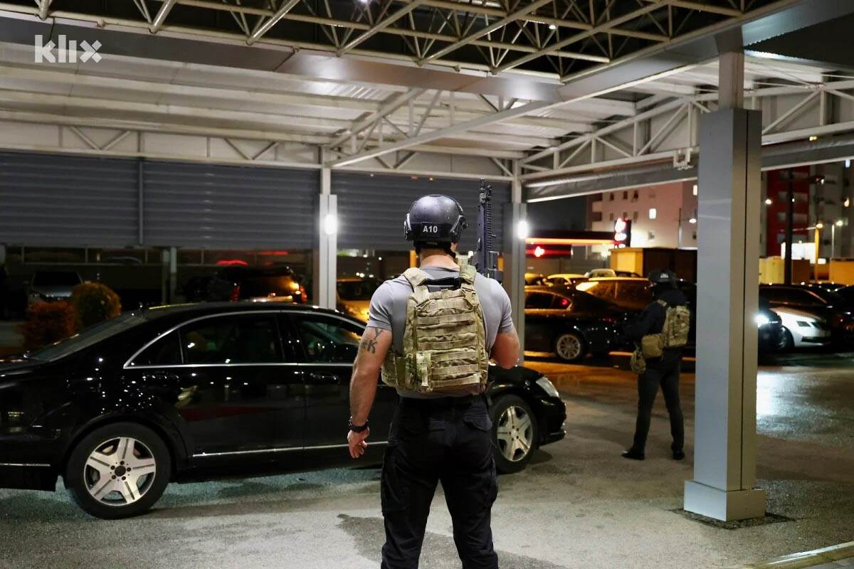 specijalci MUP-a RS čuvaju Dodikov automobil (3).jpg