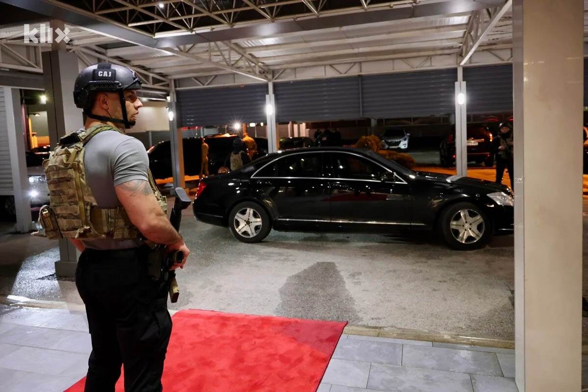 specijalci MUP-a RS čuvaju Dodikov automobil (4).jpg