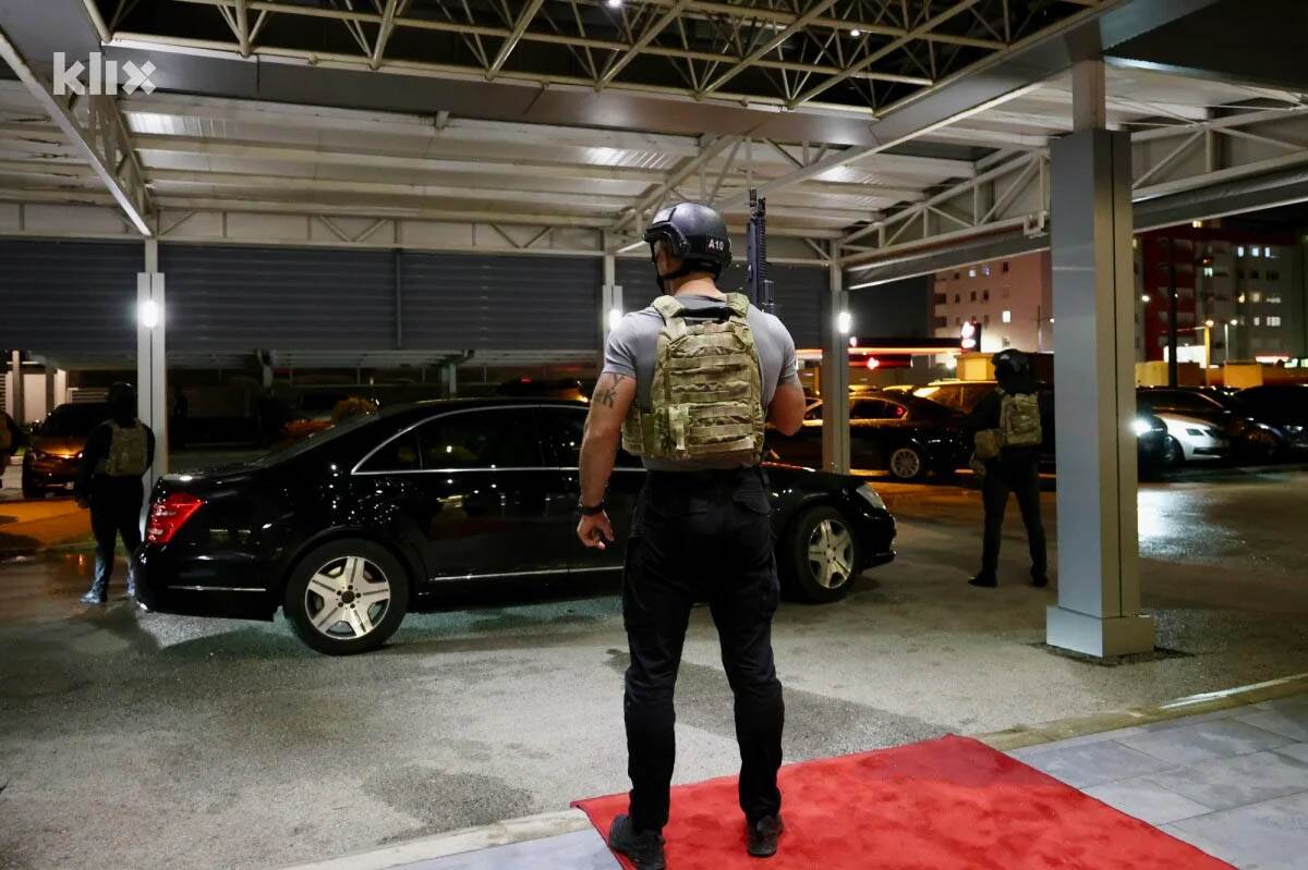 specijalci MUP-a RS čuvaju Dodikov automobil (5).jpg