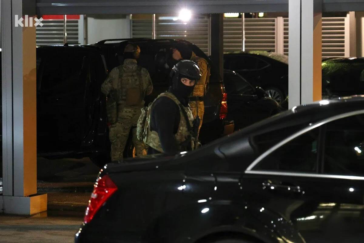 specijalci MUP-a RS čuvaju Dodikov automobil (6).jpg